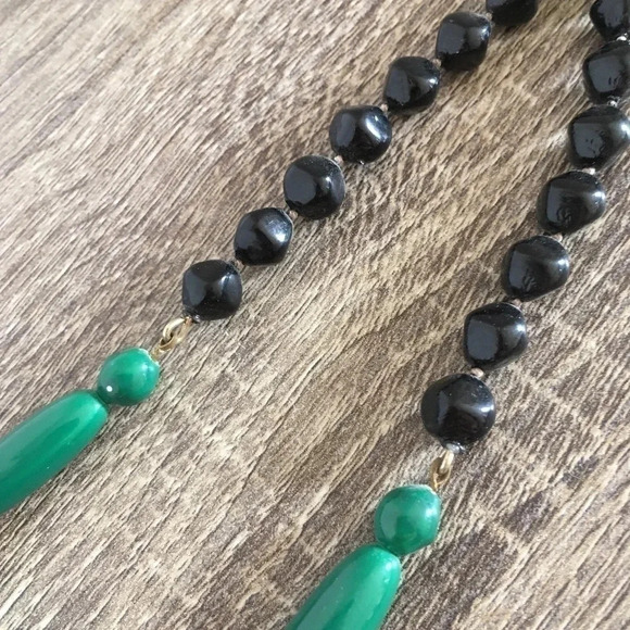 Vtg green and black beaded necklace - Picture 2 of 4